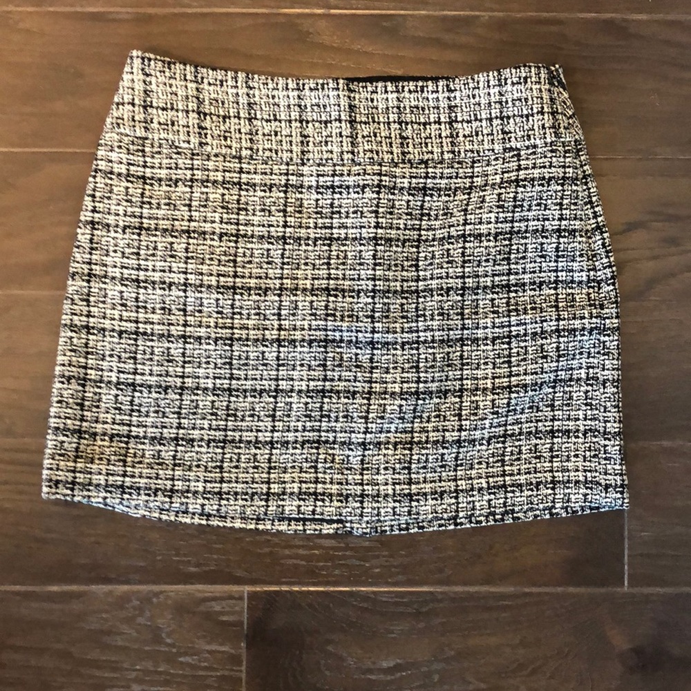 Adorable black tweed skirt!